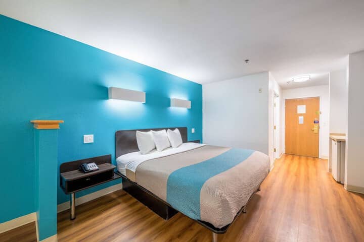 Room 11 of 27